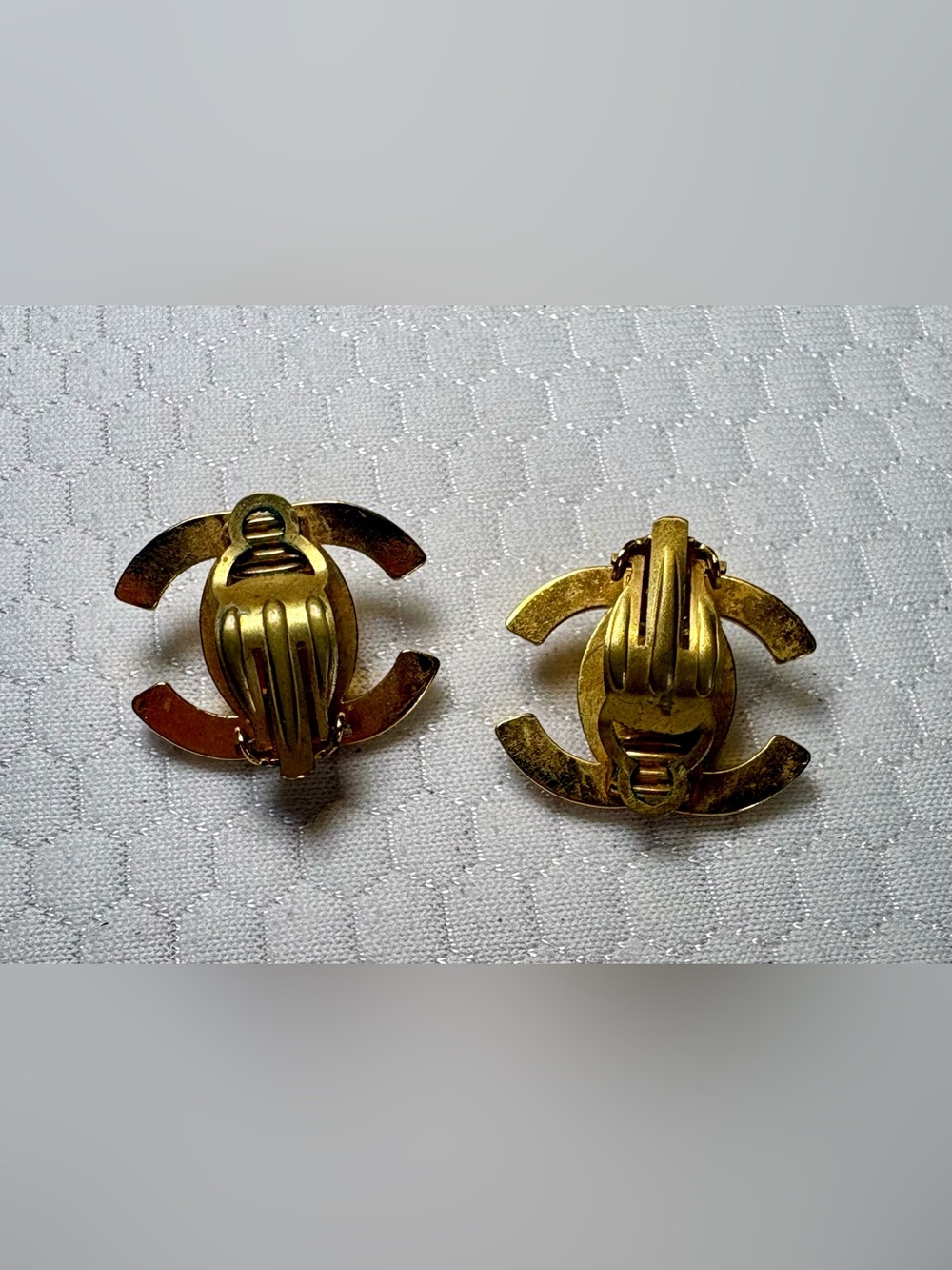 CHANEL Gold Interlocking Classic 95A Turn lock GHW CC Clip-On Earrings - Picture 3 of 6